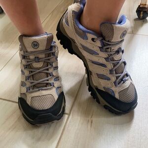 Women’s Merrell MOAB 2 Vent Hiking Shoes- Size 7.5